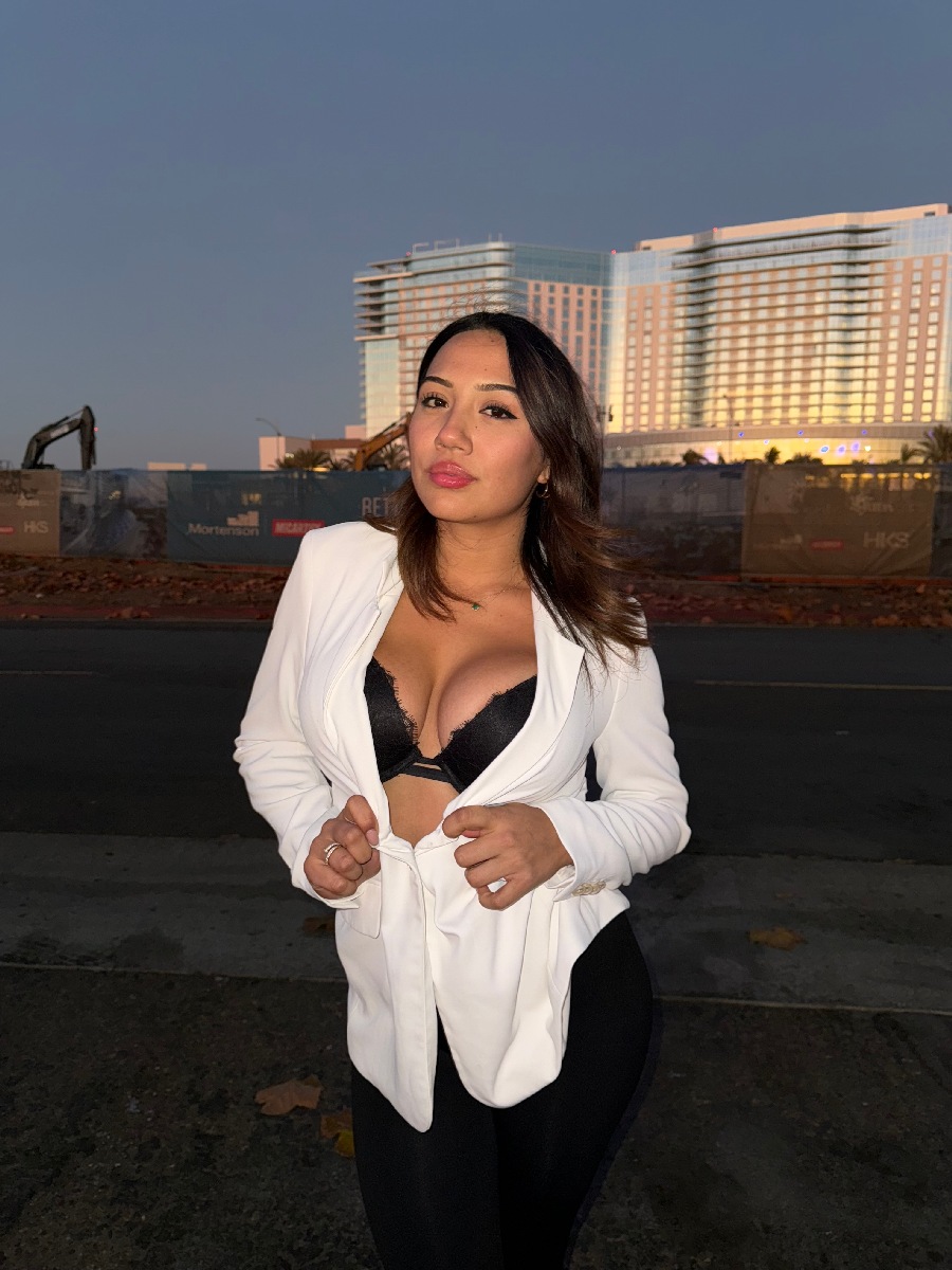 Take a pause and enjoy Ali Cruz — streaming from Fuxin