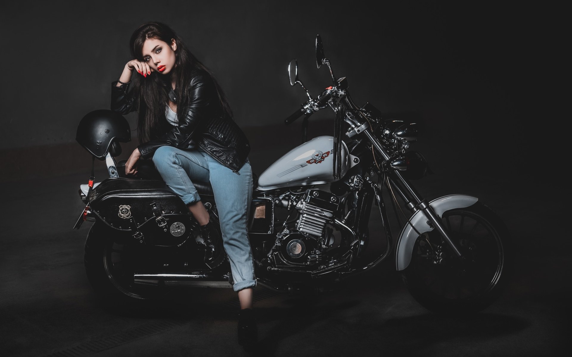Biker girls: style and drive in Fuxin