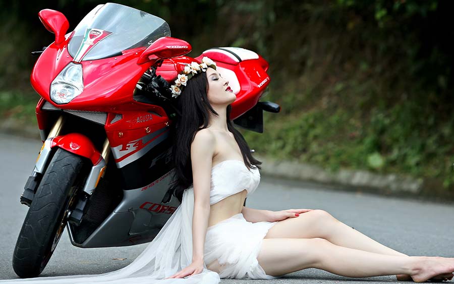 Beautiful girls and motorcycles in Fuxin