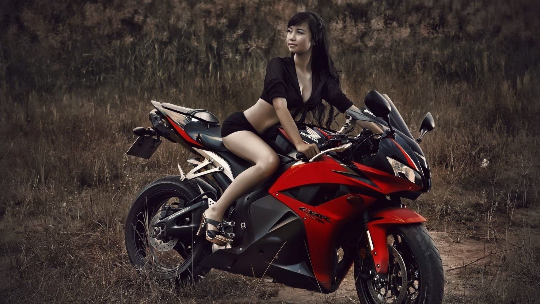 Fitness girls and bikes in Fuxin