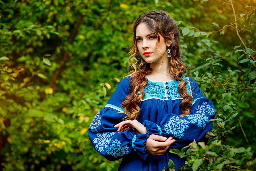 Sexy photo Women in Slavic costumes in Fuxin