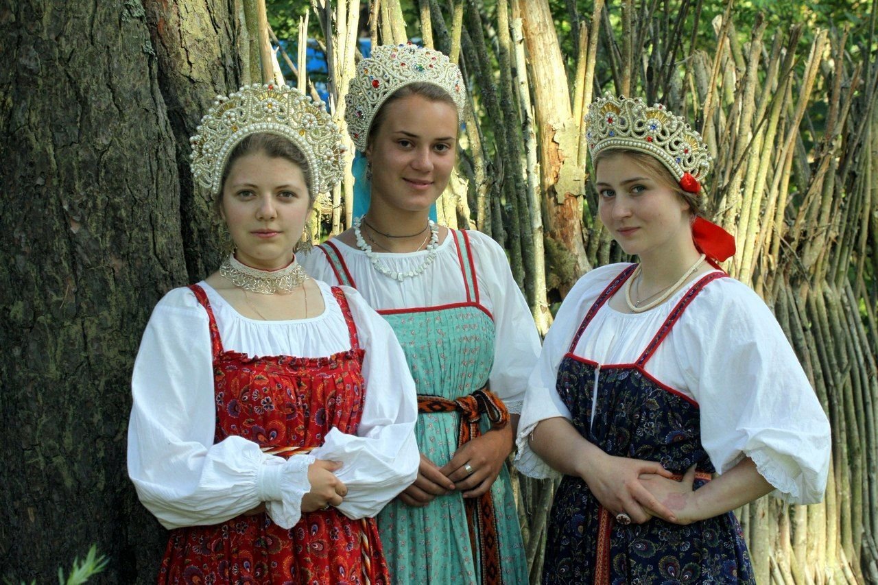 Sexy model Girls in Slavic costumes in Fuxin